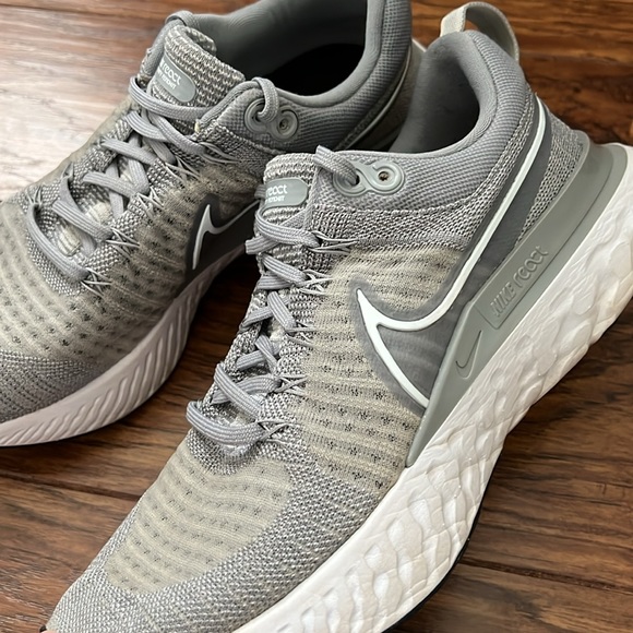 Nike Women’s React Infinity Run Flyknit 2 - Picture 4 of 9